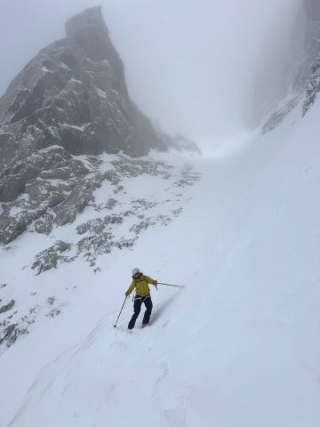 Skiing helmet